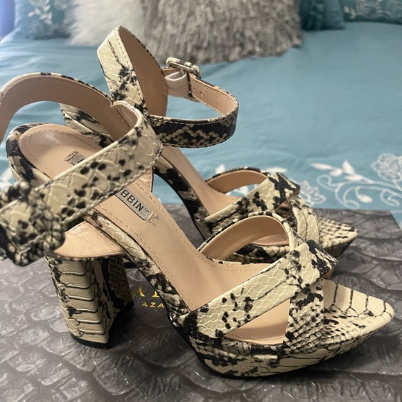 Snake skin platform heel size 7 - Picture 3 of 6